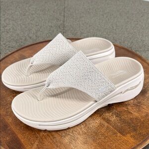 Skechers Sandals Wm 8 Thong Flip Flop Comfort Arch Fit Neutral Tan Beige